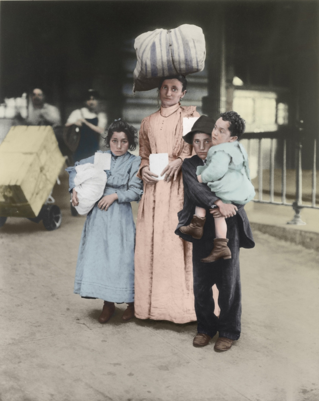 Italian immigrant family at Ellis Island, 1905